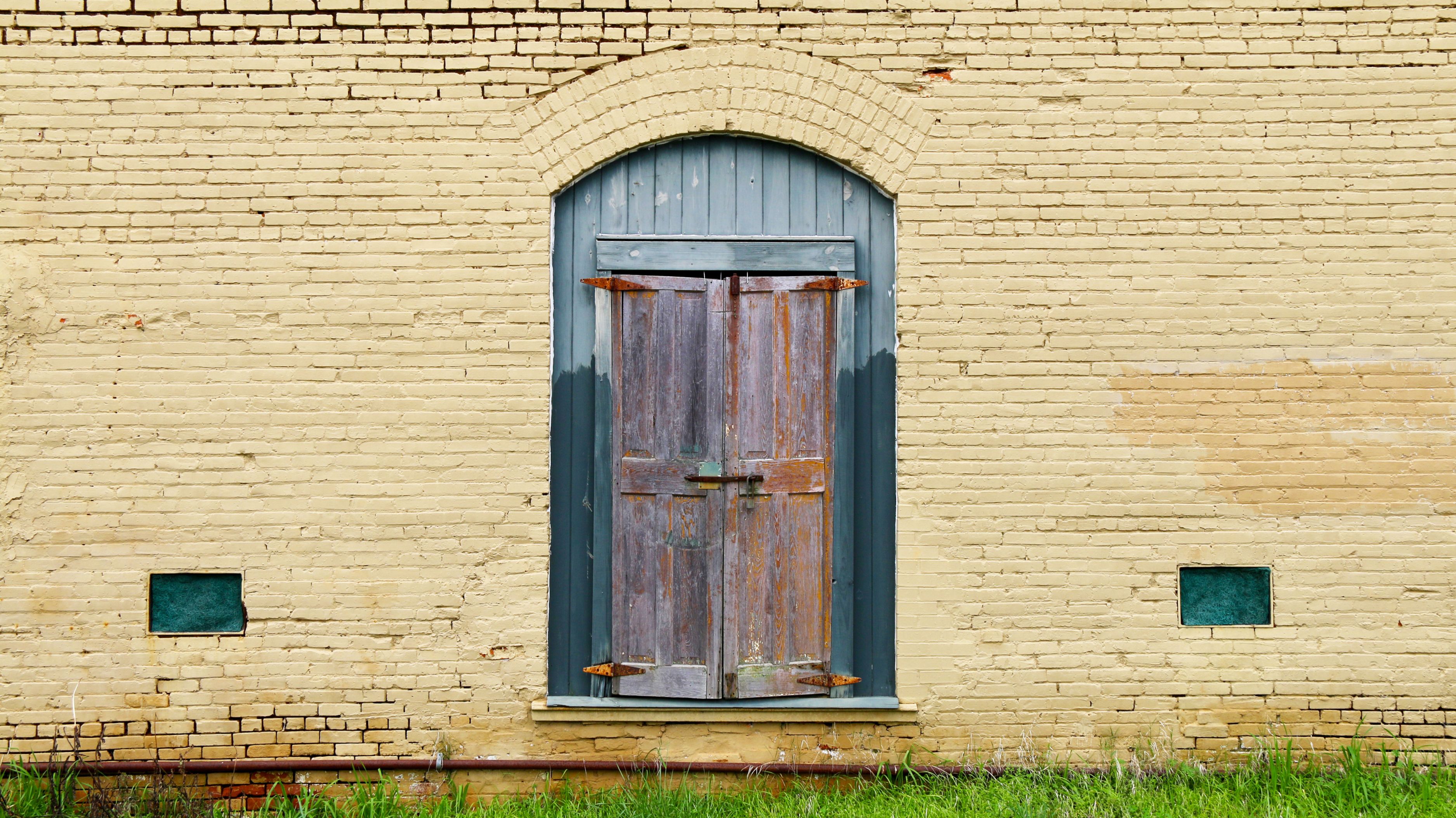 Exposed Brick VS. Painted Brick: Which Finish Works Better Indoors?