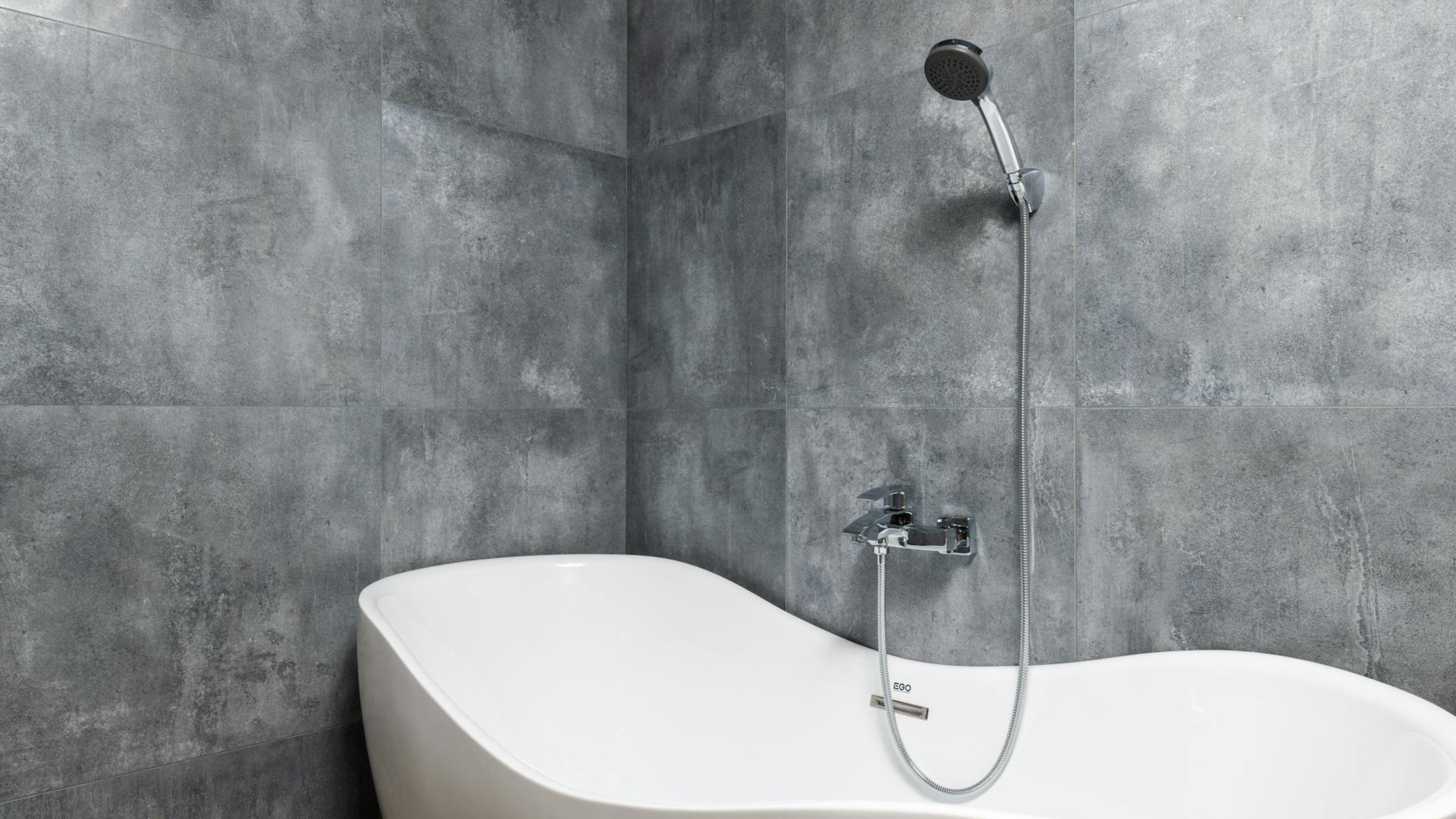 Ultimate Guide to Frameless Shower Installation and Design
