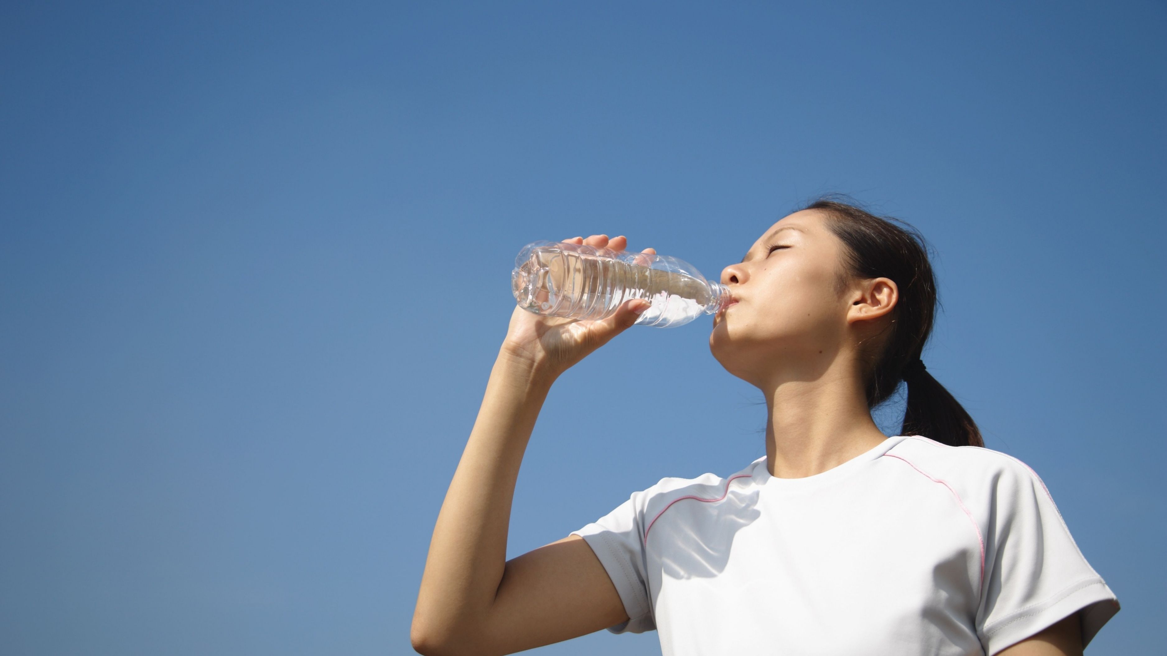 How to Stay Hydrated When You Forget to Drink Water All Day