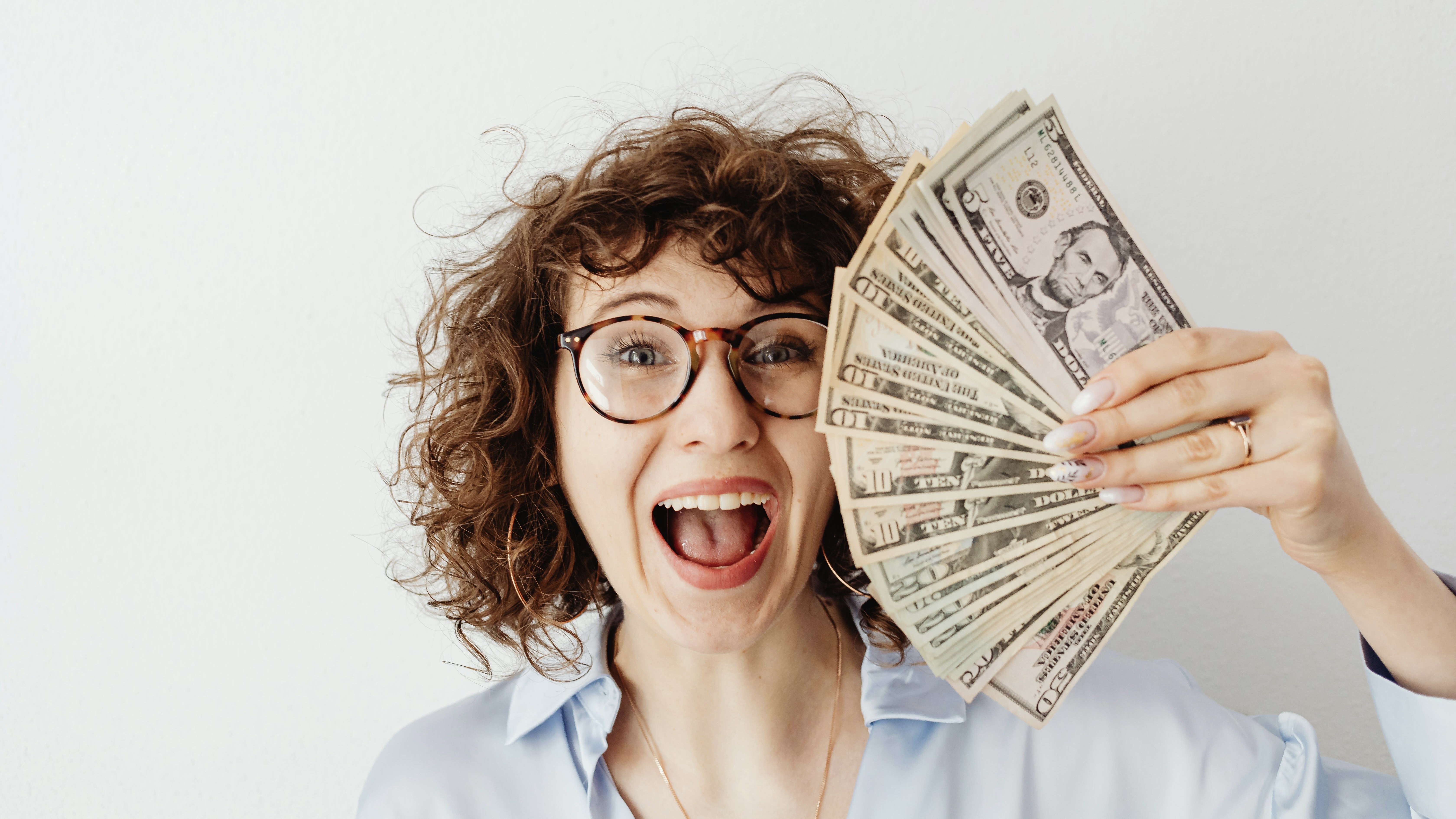 Smart Spending for College Students: 6 Essential Tips for Living on a Budget